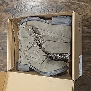 Girl's size 5 in great condition stone color Steve Madden Kids booties.